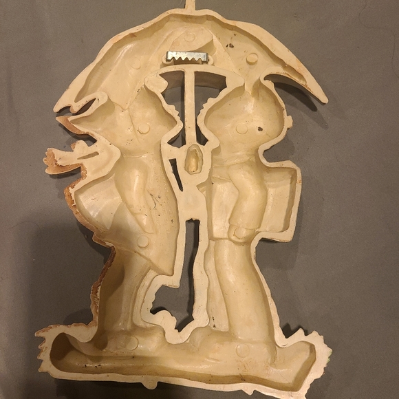 Vintage 1960's wall art. 2 children sharing umbrella in the rain. DARLING - Picture 3 of 5